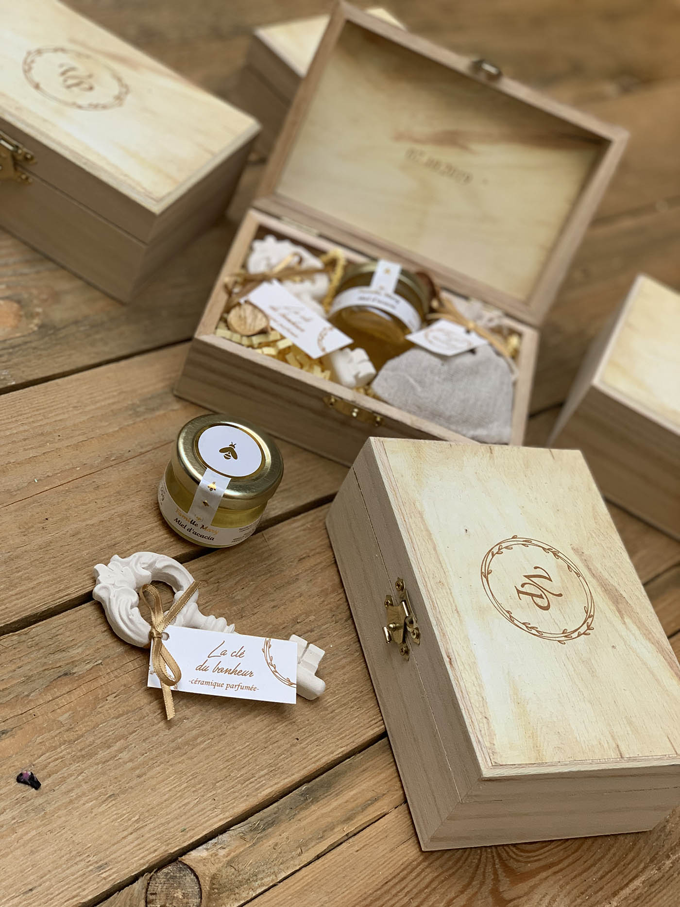 Honey by Tikiri 38 cm - cadeau à personnaliser avec nom et adresse